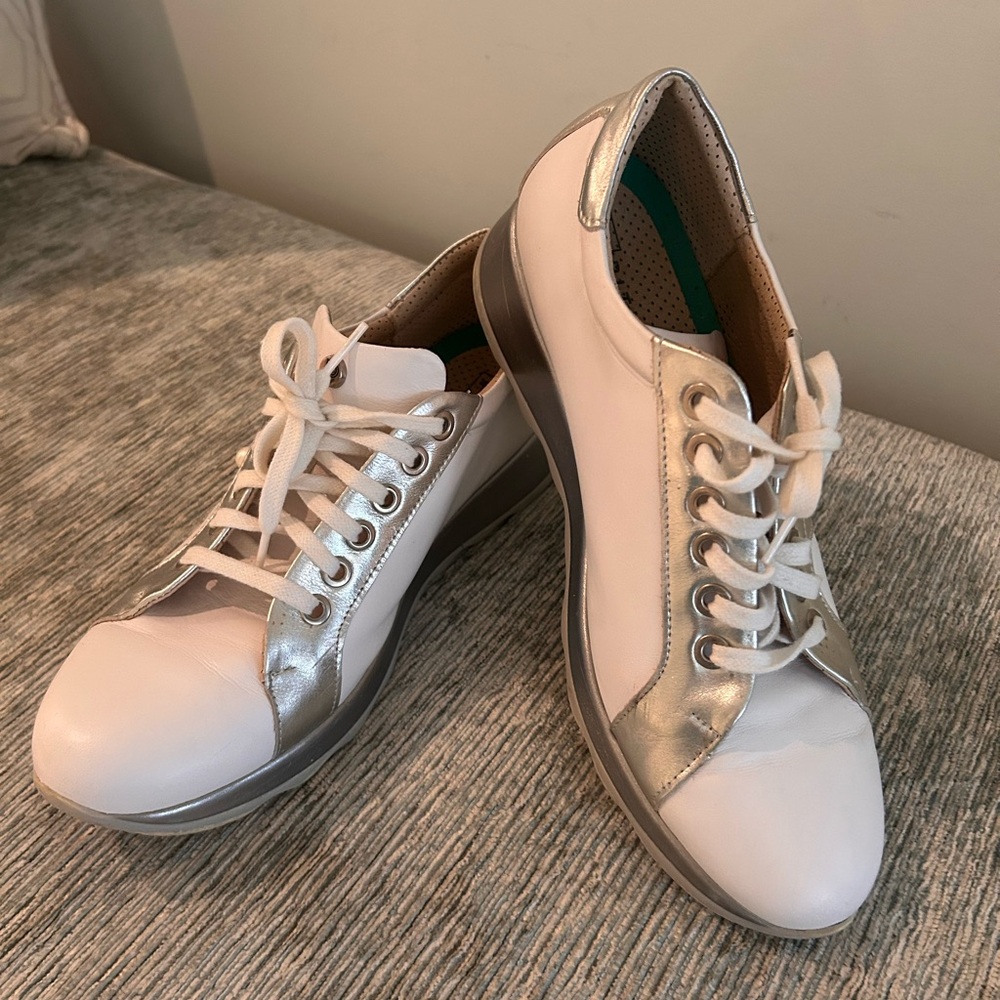 Chic Pitillos White and Silver Women's Sneakers